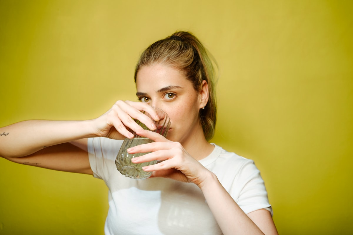 Ragazza che beve acqua e si idrata correttamente